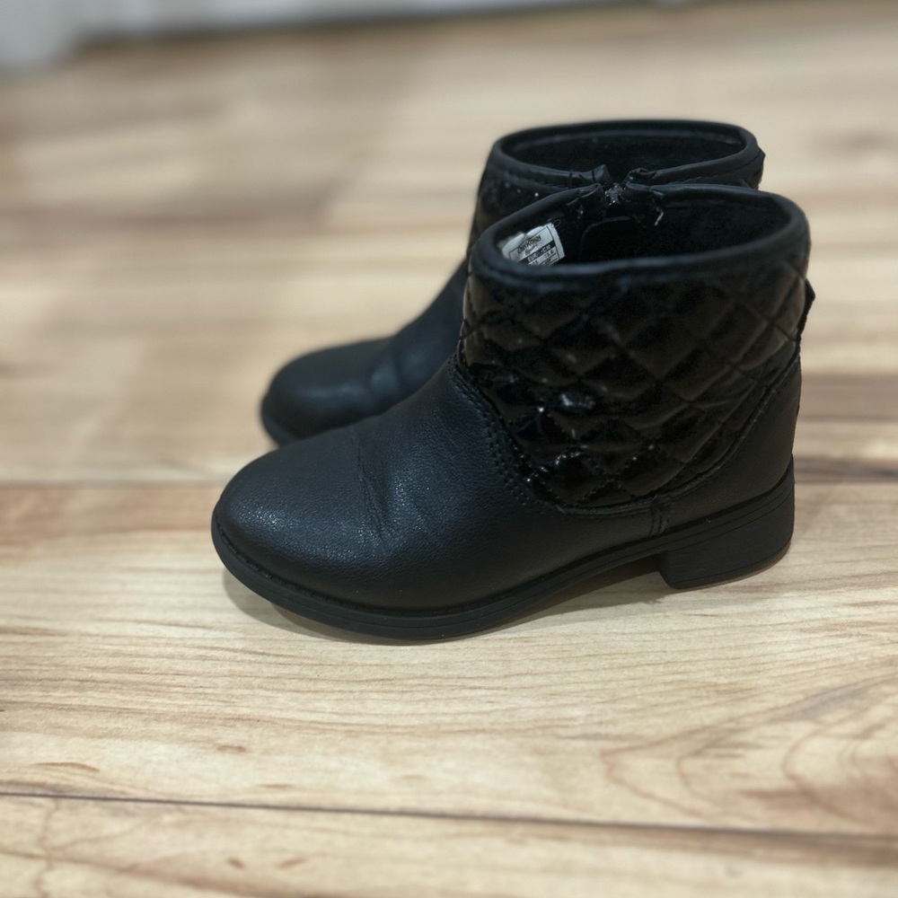 Pre-Owned OshKosh B'gosh Black Booties (Size: 9M)